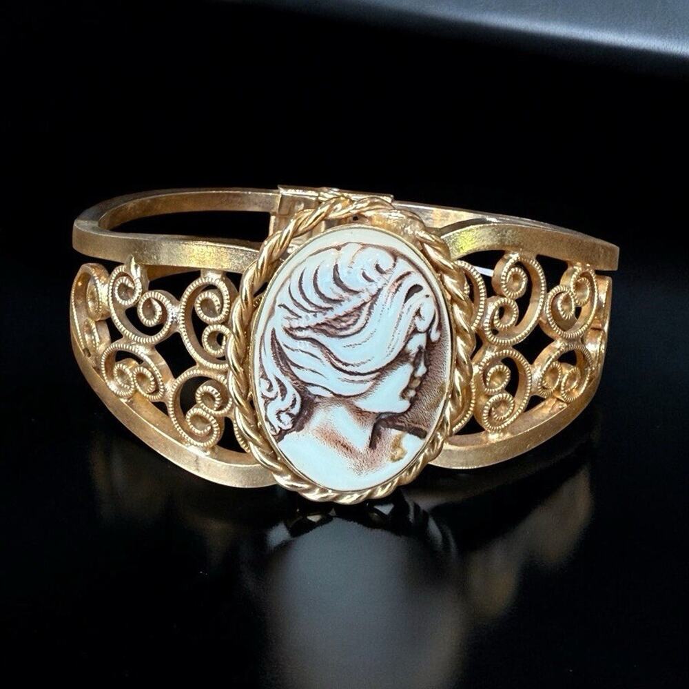 Vintage Gold Tone Spring Closure Clamper Bangle Cameo Bracelet